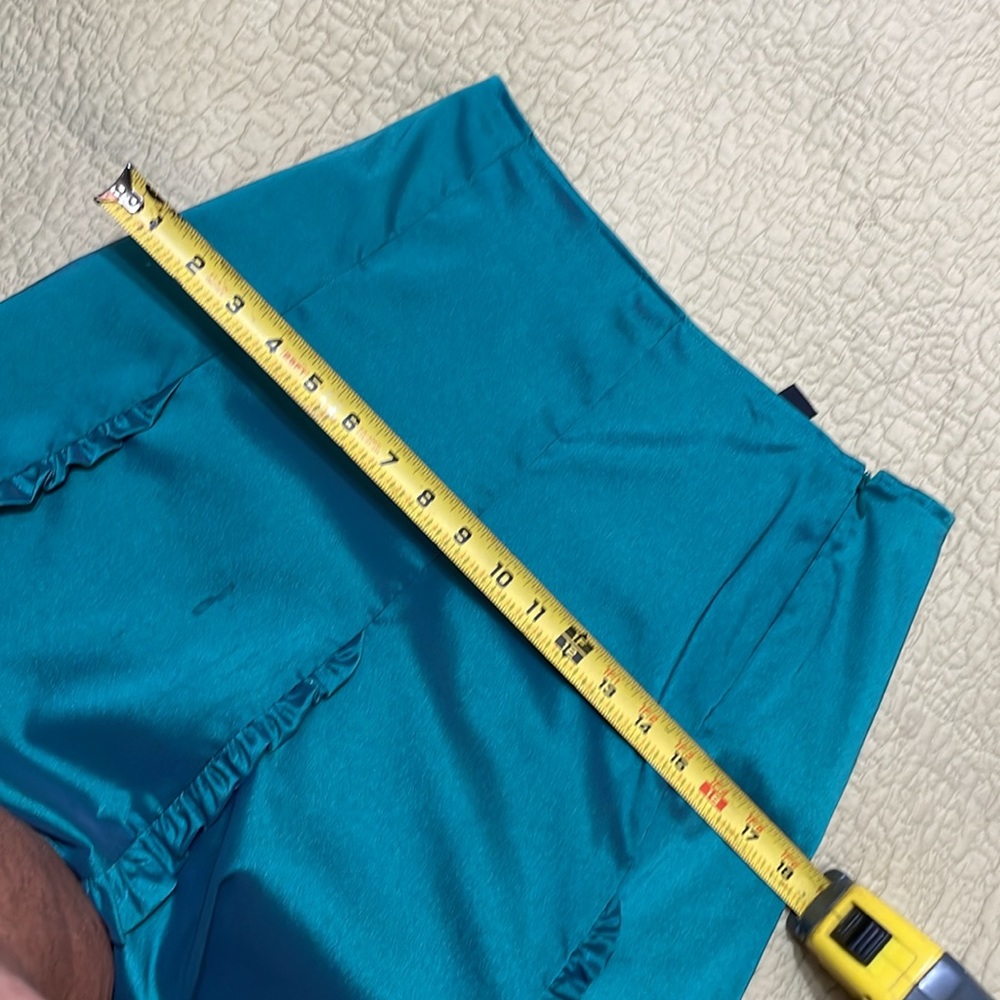 Carries iridescent metallic trumpet skirt - Picture 5 of 6